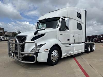 Volvo VNL860 Sleeper Semi Truck - D13 425HP