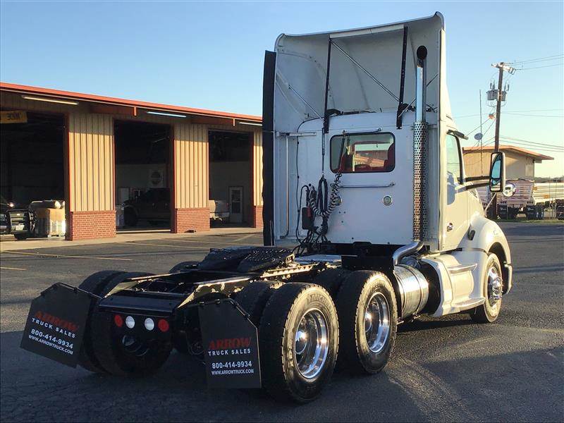 2014 Kenworth T680 Day Cab Truck - Cummins 450HP, 13 Speed Manual For