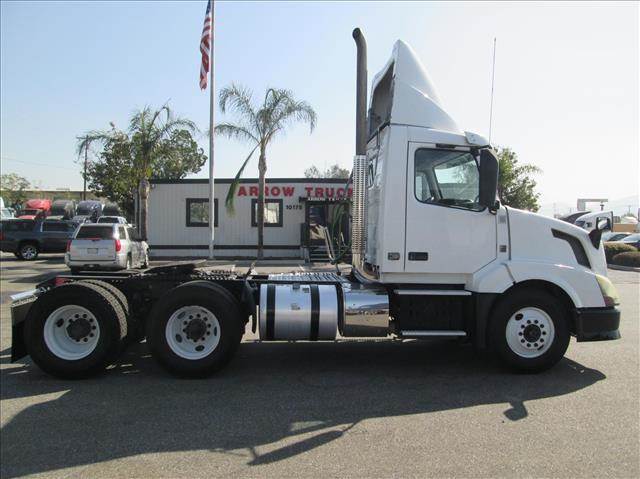 2013 Volvo VNL300 Tandem Axle Day Cab Truck - VED13/425, 425HP, 10