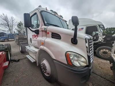 Freightliner Cascadia 113 Salvage Truck
