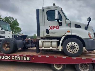 Freightliner Cascadia 113 Salvage Truck