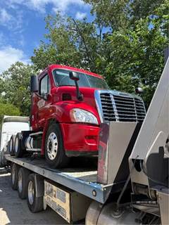 Freightliner Cascadia 113 Salvage Truck