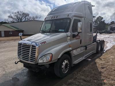 Freightliner Cascadia 125 Salvage Truck