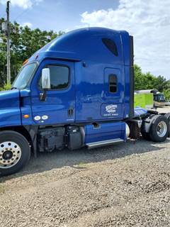 Freightliner Cascadia 125 Salvage Truck