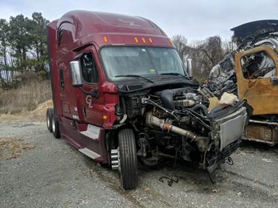 Freightliner Cascadia 125 Salvage Truck