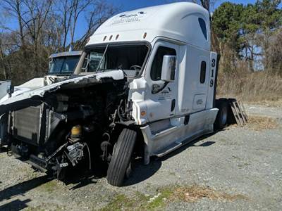 Freightliner Cascadia 125 Salvage Truck