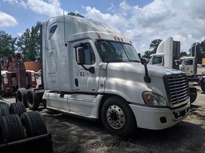 Freightliner Cascadia 125 Salvage Truck