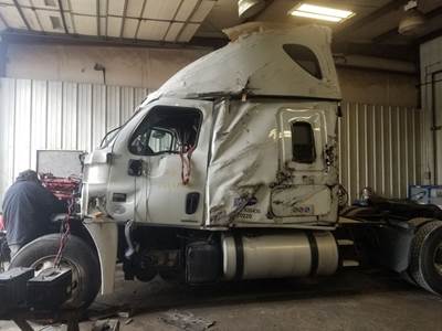 Freightliner Cascadia 125 Salvage Truck