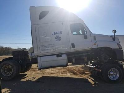 Freightliner Cascadia 125 Salvage Truck