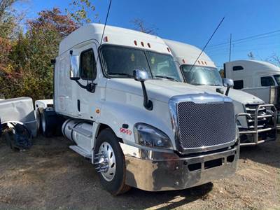 Freightliner Cascadia 125 Salvage Truck
