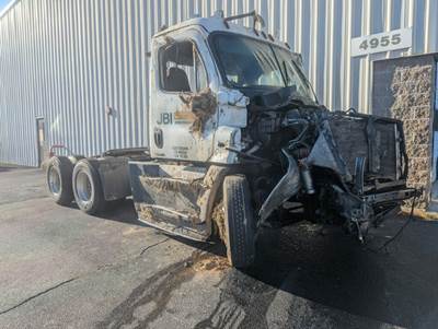 Freightliner Cascadia 125 Salvage Truck