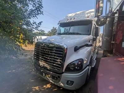 Freightliner Cascadia 125 Salvage Truck