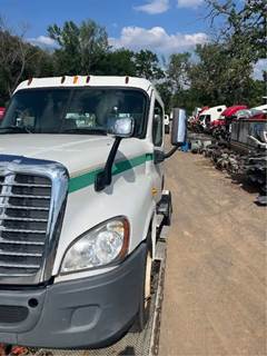 Freightliner Cascadia 125 Salvage Truck