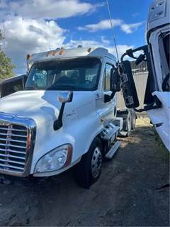 Freightliner Cascadia 125 Salvage Truck