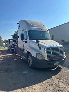 Freightliner Cascadia 125 Salvage Truck