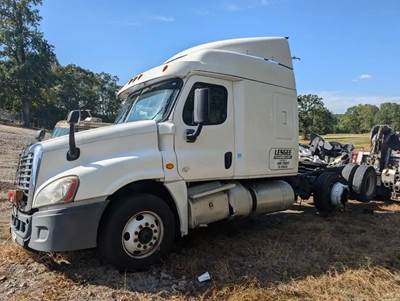 Freightliner Cascadia 125 Salvage Truck