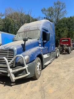 Freightliner Cascadia 125 Salvage Truck