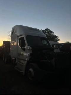 Freightliner Cascadia 125 Salvage Truck