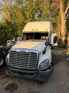 Freightliner Cascadia 125 Salvage Truck