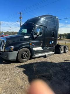 Freightliner Cascadia 125 Salvage Truck