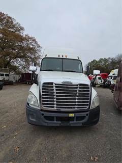 Freightliner Cascadia 125 Salvage Truck