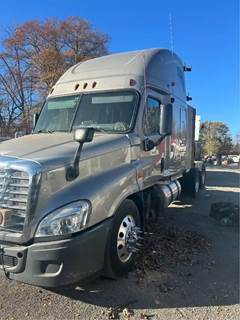 Freightliner Cascadia 125 Salvage Truck
