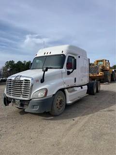 Freightliner Cascadia 125 Salvage Truck