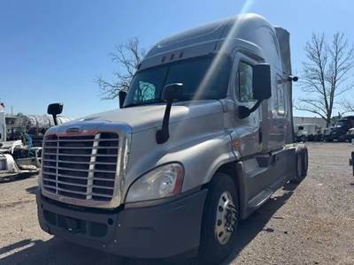 Freightliner Cascadia 125 Salvage Truck