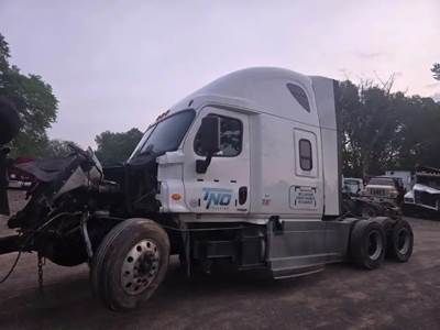 Freightliner Cascadia 125 Salvage Truck