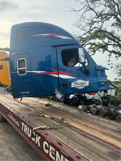 Freightliner Cascadia 125 Salvage Truck