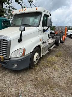 Freightliner Cascadia 125 Salvage Truck