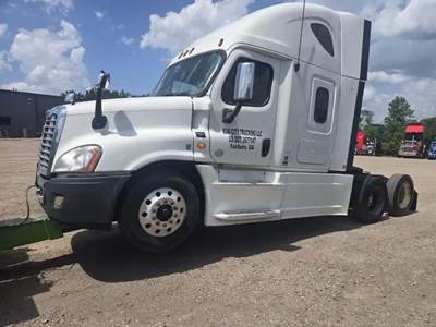 Freightliner Cascadia 125 Salvage Truck