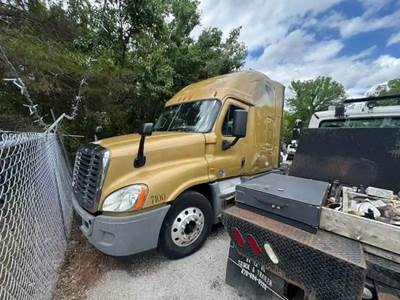 Freightliner Cascadia 125 Salvage Truck