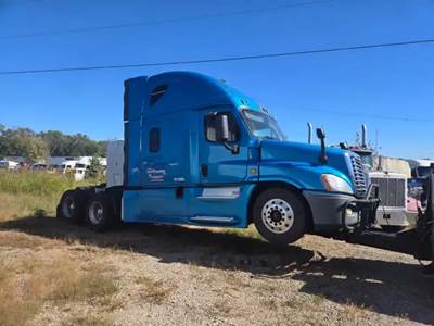 Freightliner Cascadia 125 Salvage Truck