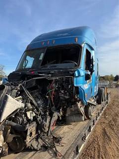 Freightliner Cascadia 125 Salvage Truck
