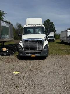 Freightliner Cascadia 125 Salvage Truck