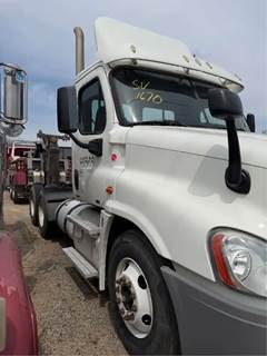 Freightliner Cascadia 125 Salvage Truck