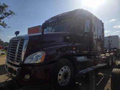 Freightliner Cascadia 125 Salvage Truck