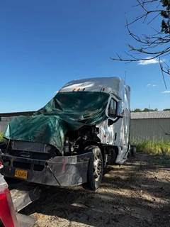 Freightliner Cascadia 125 Salvage Truck
