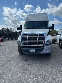 Freightliner Cascadia 125 Salvage Truck