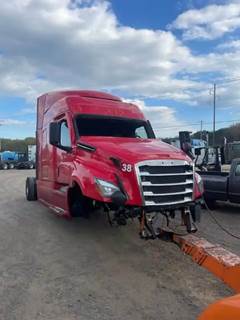 Freightliner Cascadia 126 Salvage Truck