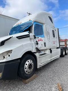 Freightliner Cascadia 126 Salvage Truck