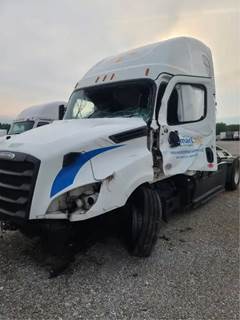 Freightliner Cascadia 126 Salvage Truck