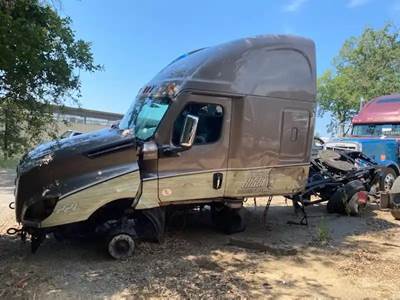 Freightliner Cascadia 126 Salvage Truck