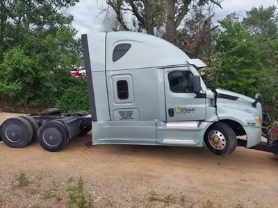 Freightliner Cascadia 126 Salvage Truck
