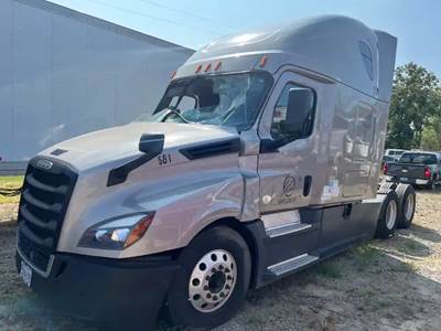 Freightliner Cascadia 126 Salvage Truck
