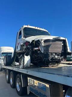 Freightliner Cascadia 126 Salvage Truck