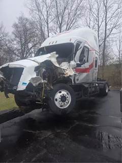 Freightliner Cascadia 126 Salvage Truck