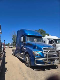Freightliner Cascadia 126 Salvage Truck