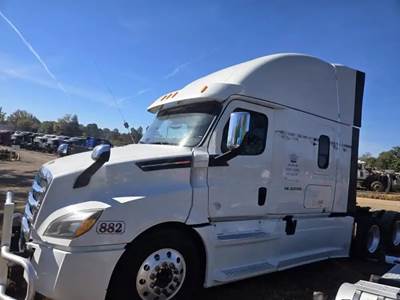 Freightliner Cascadia 126 Salvage Truck